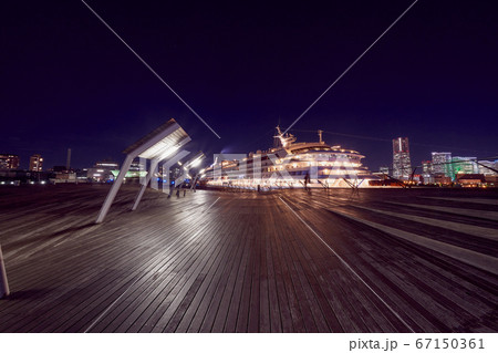 横浜港　大さん橋の夜景 67150361