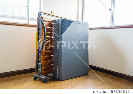 洋室のマットレスとスノコベッド 67150619