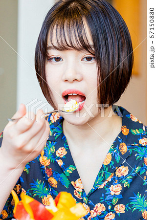 カフェでパフェを食べる女性の写真素材
