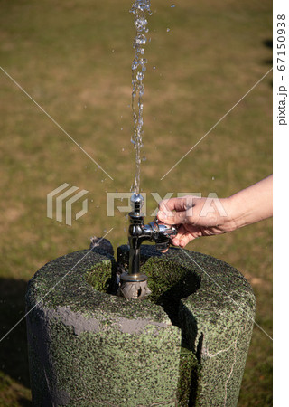 公園の水飲み場 67150938