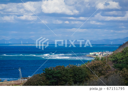 展望台から一望する津軽の海　日本海の波　日本海の風力発電所 67151795