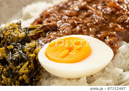 魯肉飯(ルーローハン)に入れられたゆで卵のアップ。 67152467