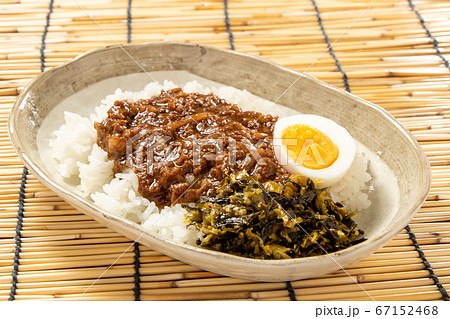 魯肉飯(ルーローハン)。ゆで卵・高菜入り。 魯肉飯(ルーローハン)。ゆで卵・高菜入り。 67152468