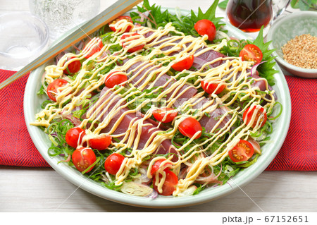 カツオ（鰹）の刺身、マヨネーズサラダ風アレンジ。かつお刺身に、ネギやミニトマトなど野菜の薬味たっぷり 67152651