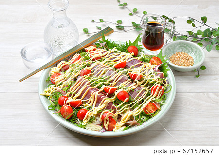 カツオ(鰹)の刺身、マヨネーズサラダ風アレンジ。かつお刺身に、ネギやミニトマトなど野菜の薬味たっぷり カツオ(鰹)の刺身、マヨネーズサラダ風アレンジ。かつお刺身に、ネギやミニトマトなど野菜の薬味たっぷり 67152657