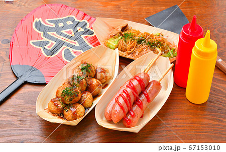お祭り縁日屋台の食べ物イメージ。たこ焼き、フランクフルト、焼きそば。 67153010