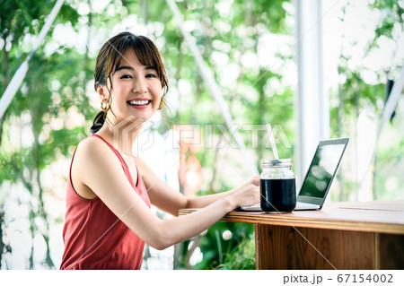 カフェでチャットするテレワーク中のビジネスウーマン カフェでチャットするテレワーク中のビジネスウーマン 67154002