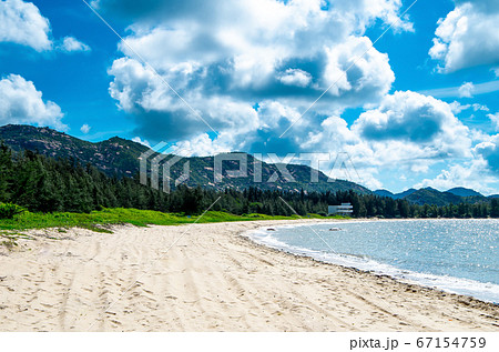 晴れた日の静かな海辺の砂浜 67154759