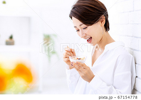 朝　朝食　女性 67154778