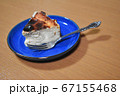 皿に乗ったバスクチーズケーキ 67155468