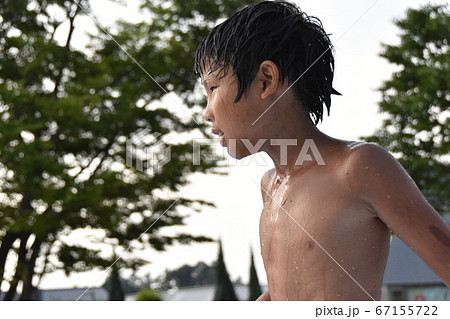 少年　裸　風呂 水遊びをする少年の写真素材 [67155722] - PIXTA