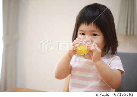 コップでジュースを飲む女の子 コップでジュースを飲む女の子 67155968