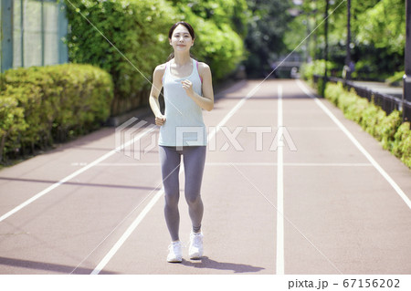 ジョギングする若い女性 67156202