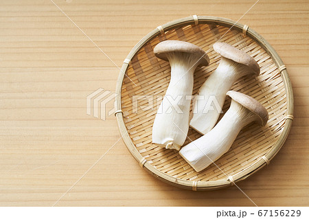 ざるの上のエリンギ 67156229