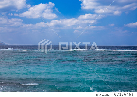 エメラルドグリーンとコバルトブルーの海と水平線の写真素材