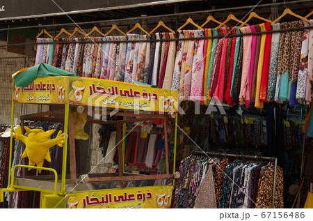 【ヨルダン】イルビッド、服屋でハンガーにかけられ吊るされたカラフルな布 67156486