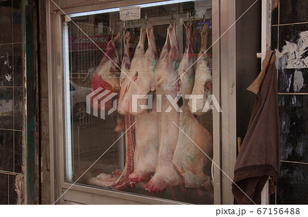 【ヨルダン】イルビッド、肉屋の店頭ガラスケース内に吊るされた羊の肉 【ヨルダン】イルビッド、肉屋の店頭ガラスケース内に吊るされた羊の肉 67156488
