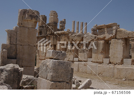 【ヨルダン】アンマン、郊外に佇むイラクアルアミール遺跡の崩れた石柱 【ヨルダン】アンマン、郊外に佇むイラクアルアミール遺跡の崩れた石柱 67156506