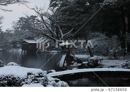 石川　金沢　雪の兼六園　霞ヶ池に建つ徽軫灯籠 67156650