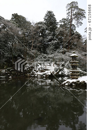 石川　金沢　雪の兼六園　瓢池に建つ海石塔 67156668