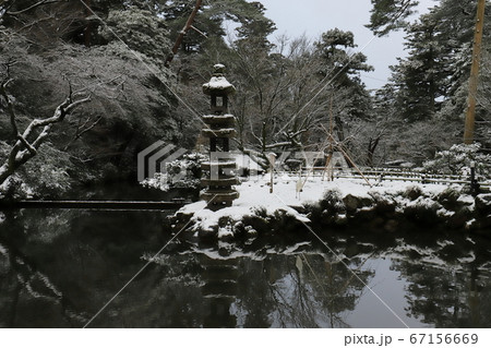 石川　金沢　雪の兼六園　瓢池に建つ海石塔 67156669