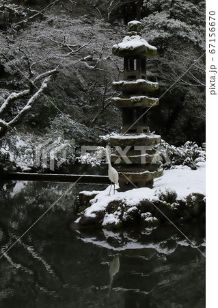 石川 金沢 雪の兼六園 瓢池に建つ海石塔 石川 金沢 雪の兼六園 瓢池に建つ海石塔 67156670