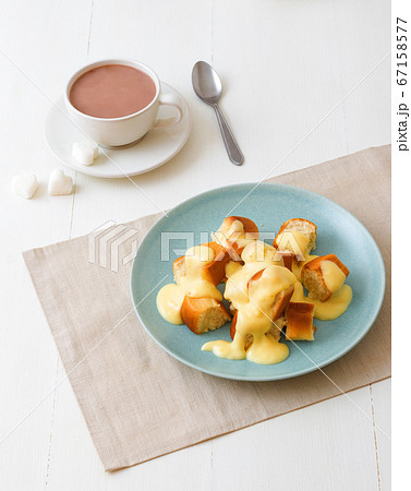 Yeasty buns with zabaglione Yeasty buns with zabaglione 67158577