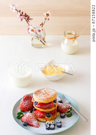 Mille Feuille with Lemon Curd 67158822
