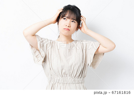 悩み事を抱える若い女性 悩み事を抱える若い女性 67161816
