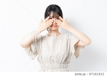 目を隠す若い女性 67161912