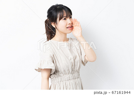 声を出して呼びかける若い女性 声を出して呼びかける若い女性 67161944