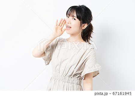 声を出して呼びかける若い女性 声を出して呼びかける若い女性 67161945