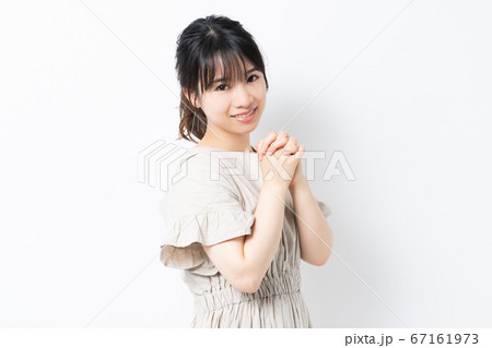 お願いする若い女性 お願いする若い女性 67161973