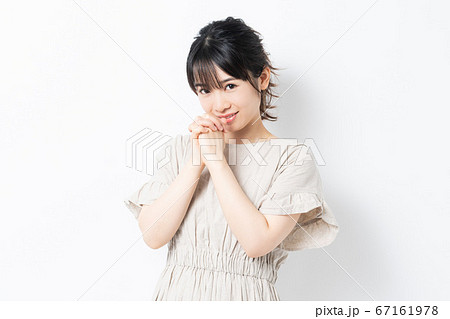 お願いする若い女性 お願いする若い女性 67161978
