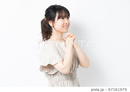 お願いする若い女性 67161979