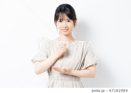 納得する若い女性 67162064