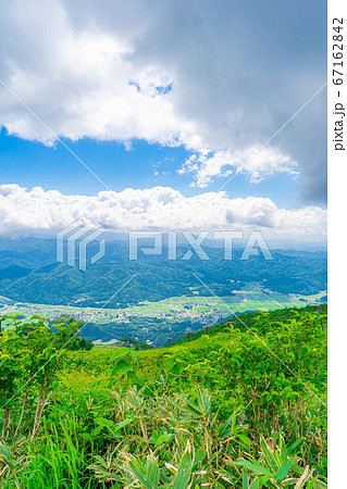 白馬五竜高山植物園から見た眼下に広がる白馬村 長野県 の写真素材