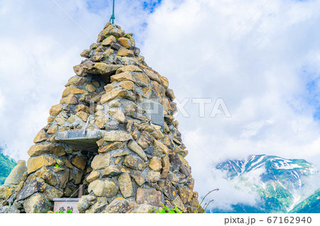 北アルプス五竜岳の登山口にある地蔵ケルン　【長野県】 67162940