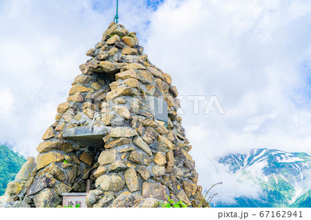 北アルプス五竜岳の登山口にある地蔵ケルン　【長野県】 67162941