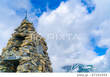 北アルプス五竜岳の登山口にある地蔵ケルン　【長野県】 67162944