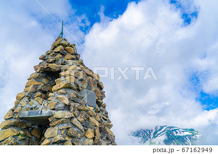 北アルプス五竜岳の登山口にある地蔵ケルン　【長野県】 67162949