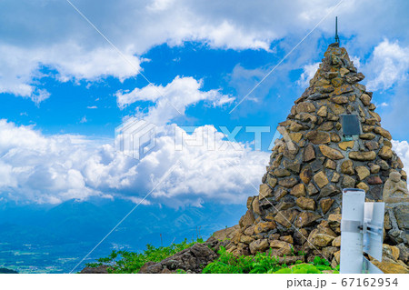 北アルプス五竜岳の登山口にある地蔵ケルン　【長野県】 67162954
