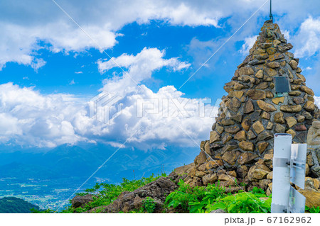 北アルプス五竜岳の登山口にある地蔵ケルン　【長野県】 67162962