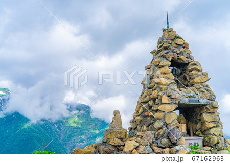 北アルプス五竜岳の登山口にある地蔵ケルン　【長野県】 67162963