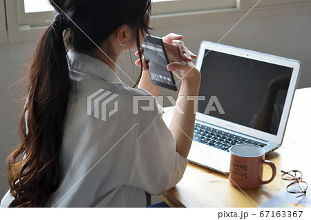 コーワキングで作業する女性 コーワキングで作業する女性 67163367