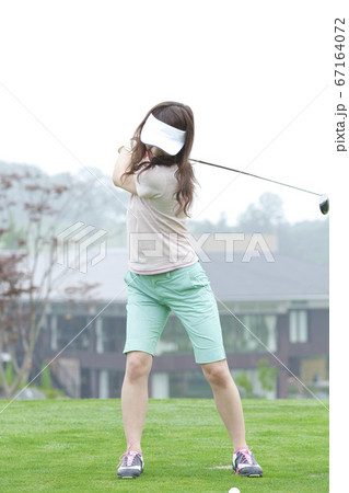 ゴルフをする女性 67164072