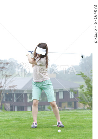 ゴルフをする女性 67164073
