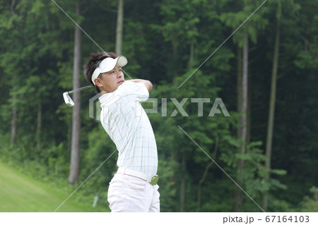 ゴルフをする男性 67164103