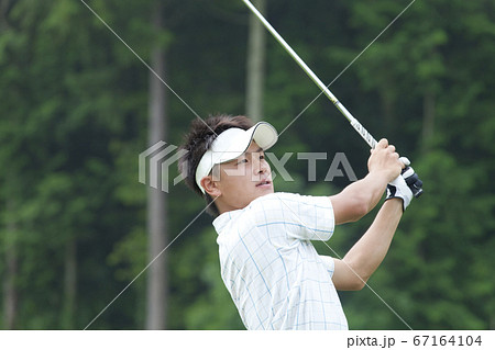 ゴルフをする男性 67164104