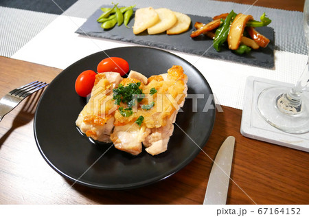 こんがり焼かれた鶏肉のソテーと前菜 こんがり焼かれた鶏肉のソテーと前菜 67164152